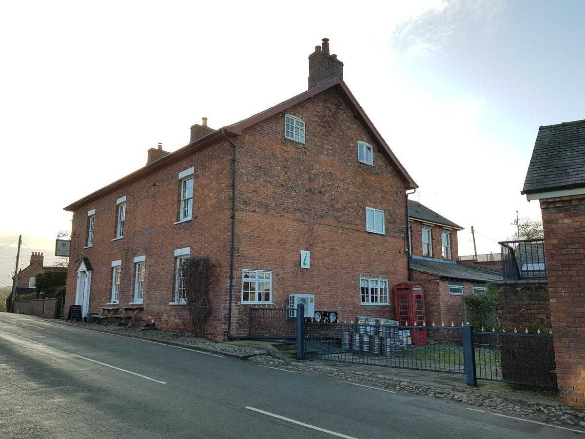 Hanmer Arms 외부 사진