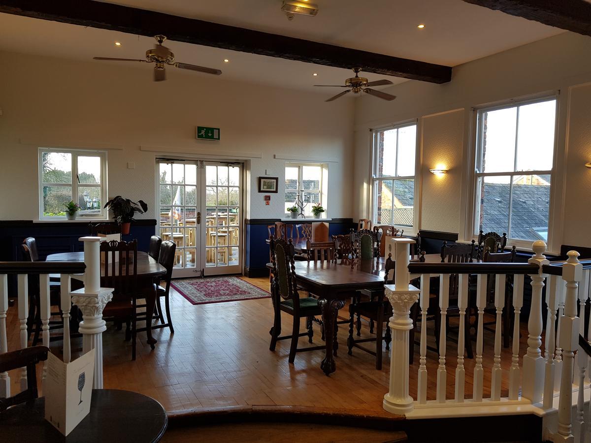 Hanmer Arms 외부 사진